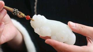 精品和田玉白玉山料手把件貔貅,白度一级.油疙瘩～上手油质感强,毛孔